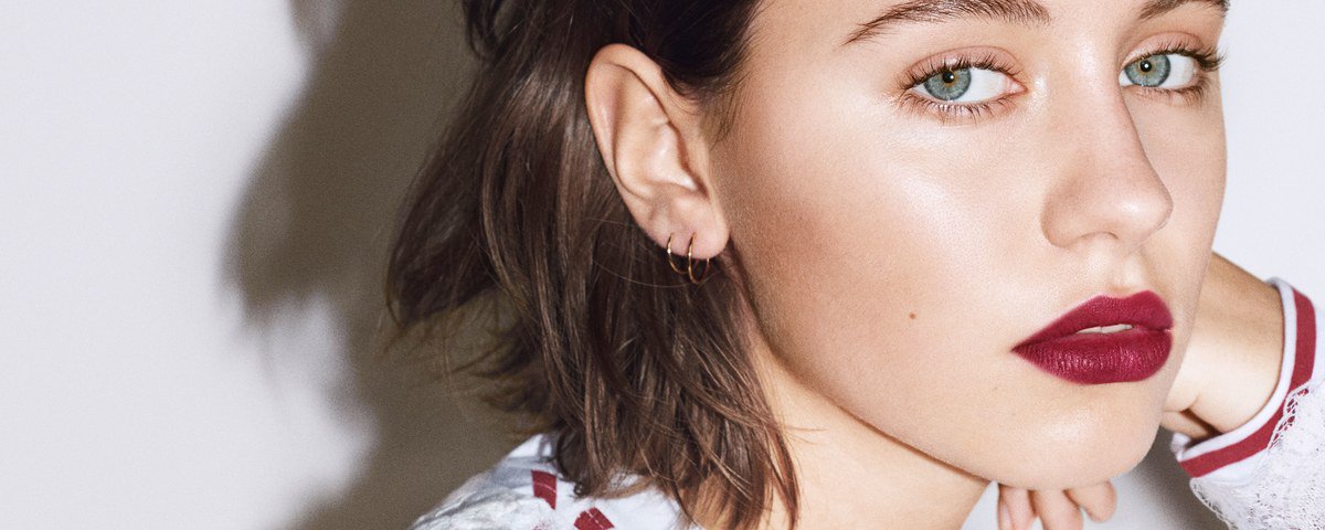 Kellee565's tweet photo. Burberry Beauty Announces Iris Law as New Face https://t.co/Mo2O0cBU7A https://t.co/GK304W8D2R
