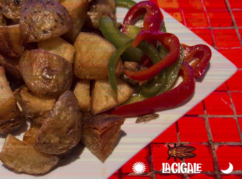 Mediodía|Noche> La ciudad no está vacía. Estás vos. Y nosotros esperándote.

> Almuerzo
#PlatodelDía+bebida+café= $120 /+bebida+postre= $135