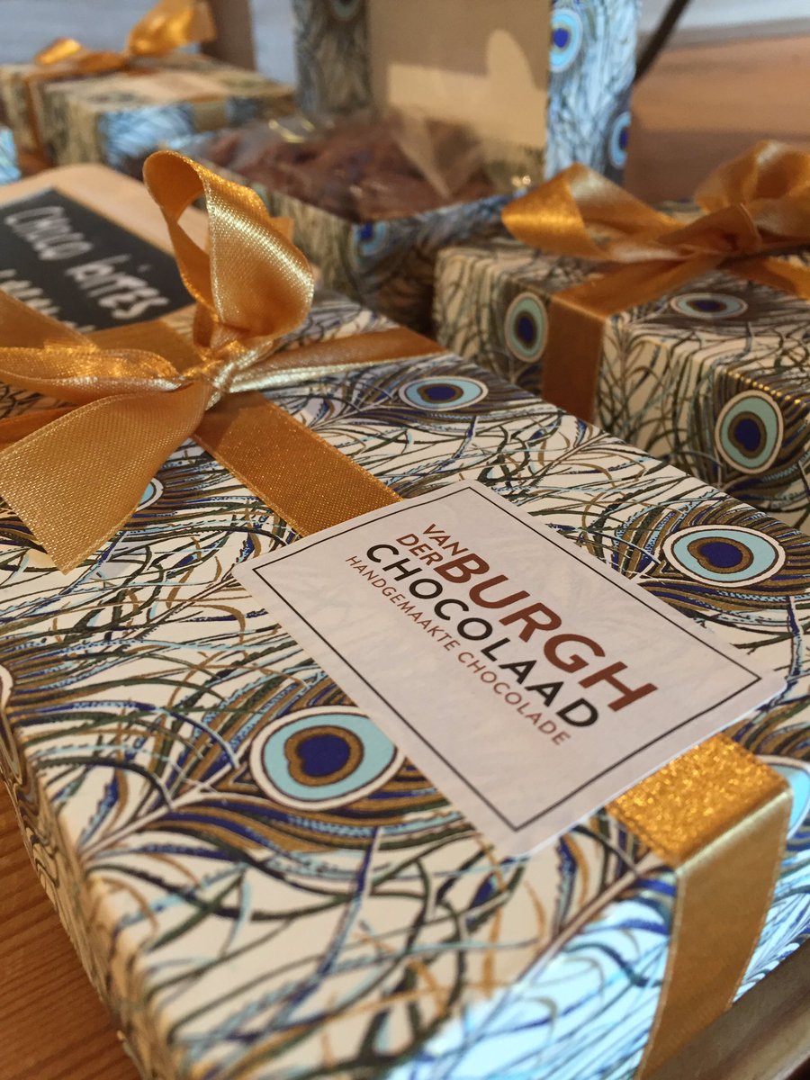 Vanderburghchoc's tweet photo. Onze choco bites in verschillende smaken. Bijvoorbeeld de one bite chocootjes van melkchocolade met karamel en zeezout. #chocoladebox https://t.co/L2AR5W10Mh
