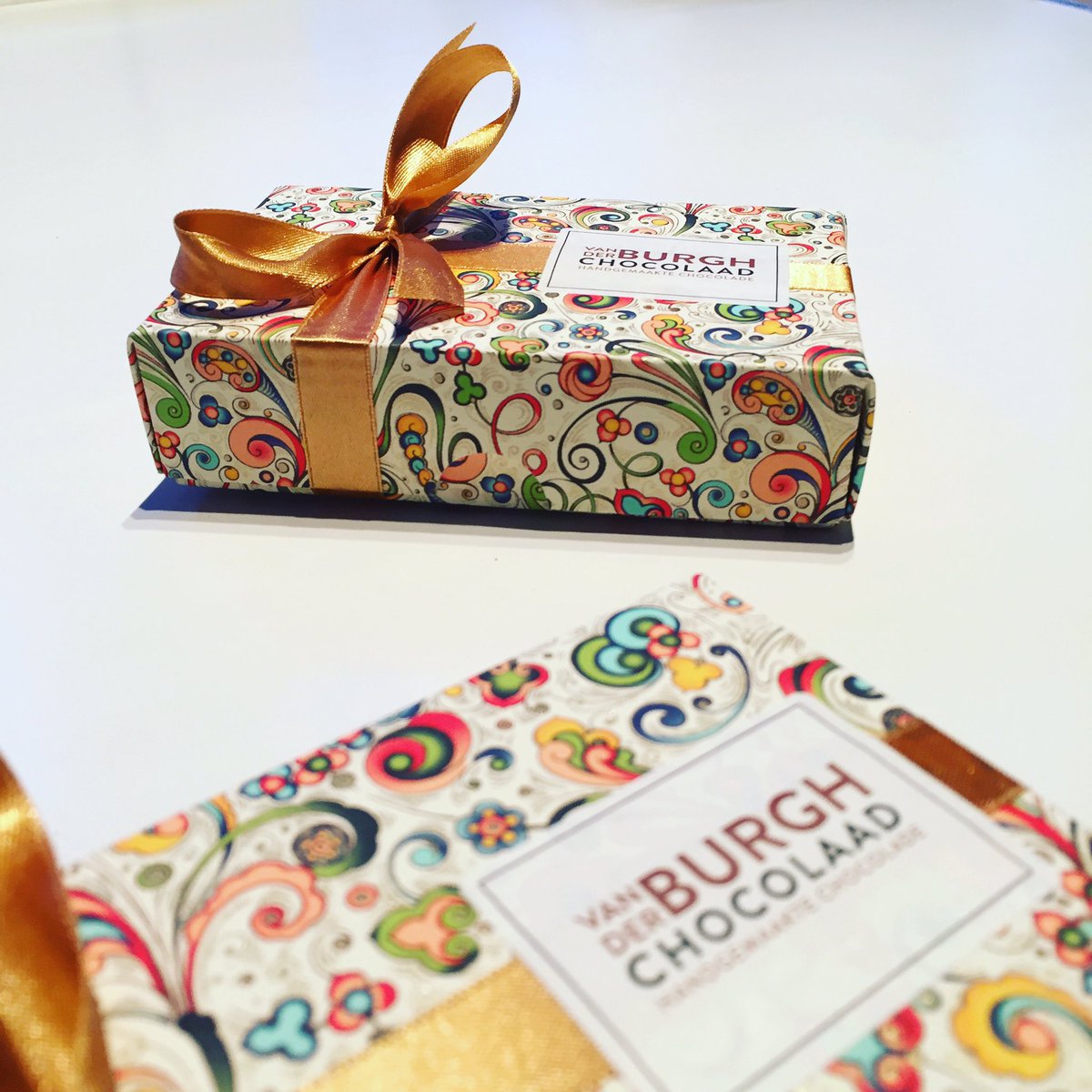 Vanderburghchoc's tweet photo. Onze choco bites in verschillende smaken. Bijvoorbeeld de one bite chocootjes van melkchocolade met karamel en zeezout. #chocoladebox https://t.co/L2AR5W10Mh