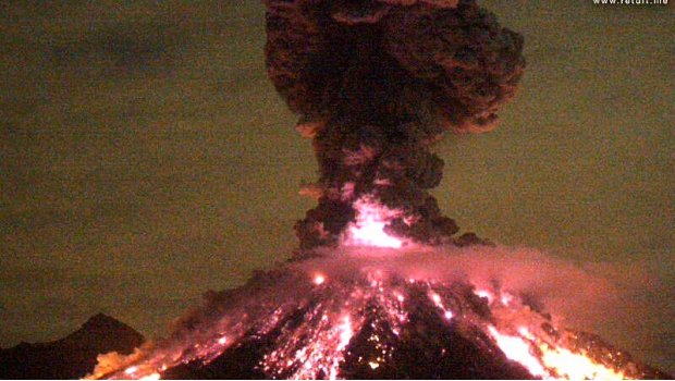 #Volcán de #Colima registra explosión con material incandescente #Fotos ow.ly/eXL73087Ism
