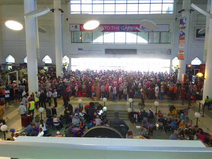 freejobe39's tweet photo. #Gambia: Thousands of tourists mainly British, Dutch &amp;other Europeans at  airport to flee as country on brink of war amidst political crisis https://t.co/emvCHoHiFT