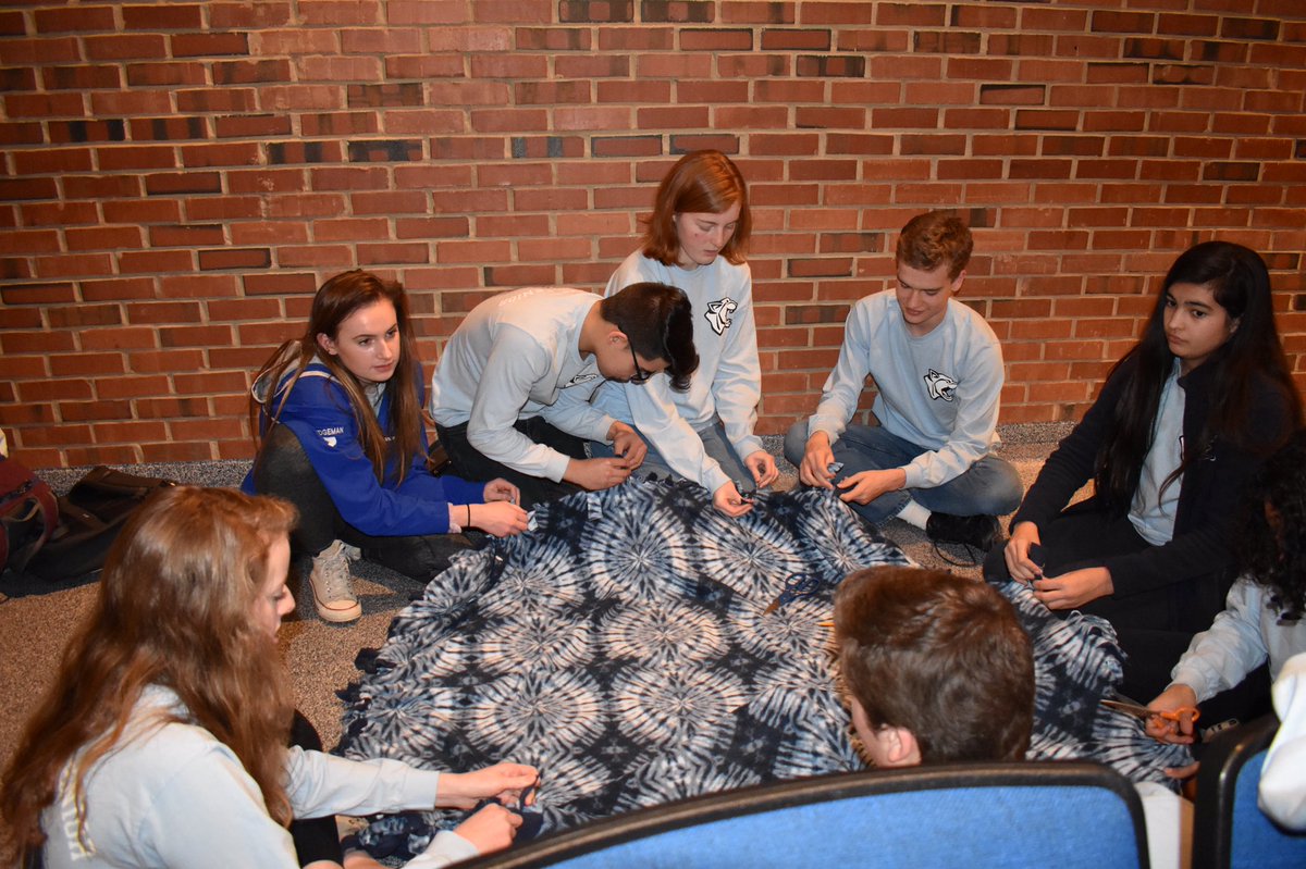 NAPKeyClub's tweet photo. Aw, all our favs! If you missed the meeting today, we made blankets for the Lighthouse shelter! #keyclubiskey #🔑 https://t.co/jetos6Fy0g