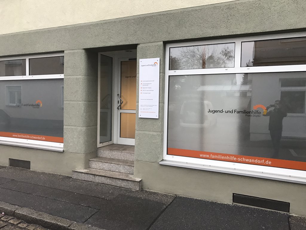 DigitaldruckSAD's tweet photo. #Bilder von unserer #Beklebung für die @doepferschulen. Glasdekorfolie inkl. #Logo und www-Adresse @ORAFOL_Americas https://t.co/AZZcTZjByH