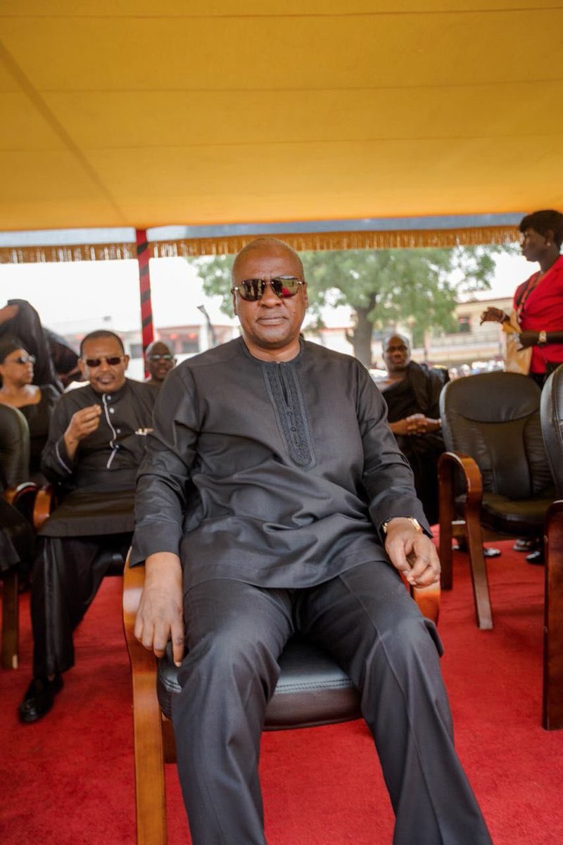 MahamaLegacy's tweet photo. Former President Mahama was in Kumasi to pay his condolences to the Asantehene Otumfuo Osei Tutu II.Always respectful and kind #MahamaLegacy https://t.co/bbdxCC2vDq