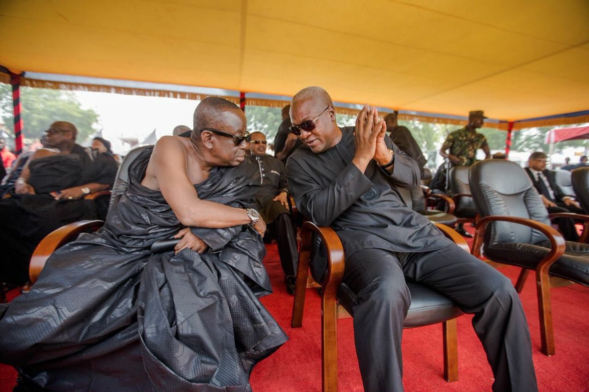 MahamaLegacy's tweet photo. Former President Mahama was in Kumasi to pay his condolences to the Asantehene Otumfuo Osei Tutu II.Always respectful and kind #MahamaLegacy https://t.co/bbdxCC2vDq
