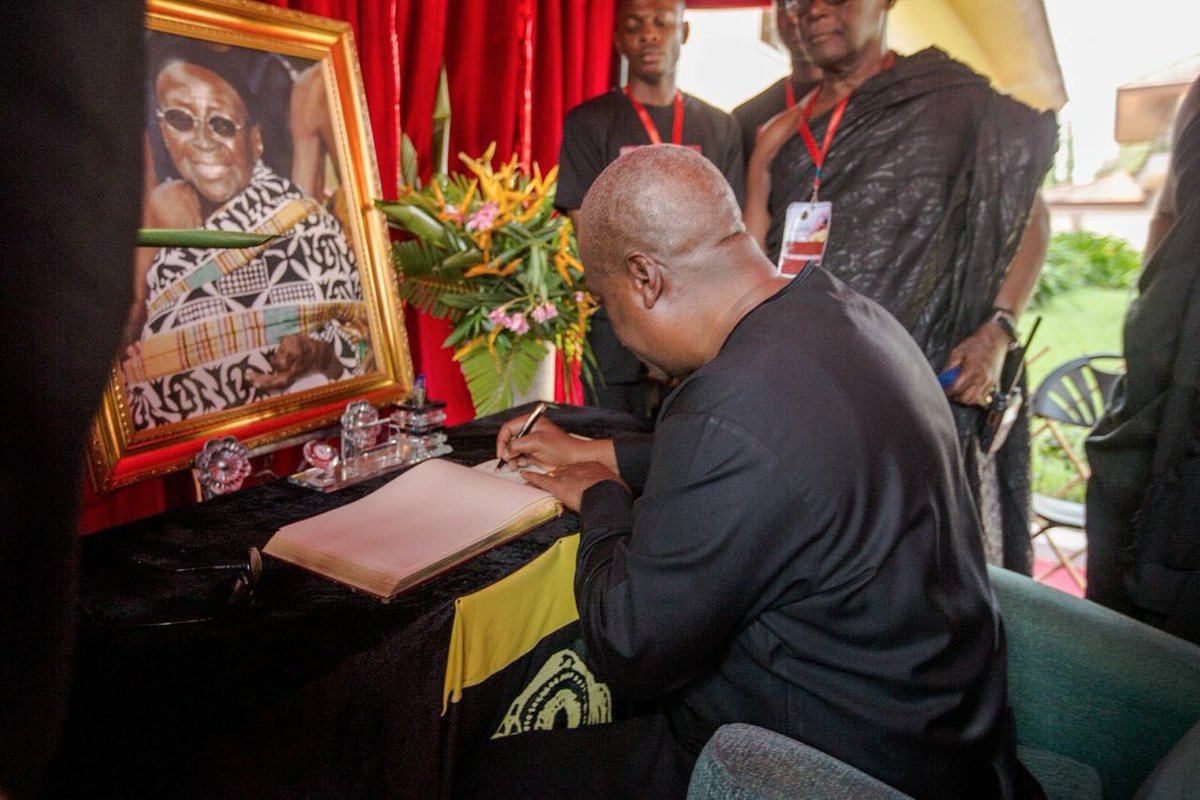 MahamaLegacy's tweet photo. Former President Mahama was in Kumasi to pay his condolences to the Asantehene Otumfuo Osei Tutu II.Always respectful and kind #MahamaLegacy https://t.co/bbdxCC2vDq