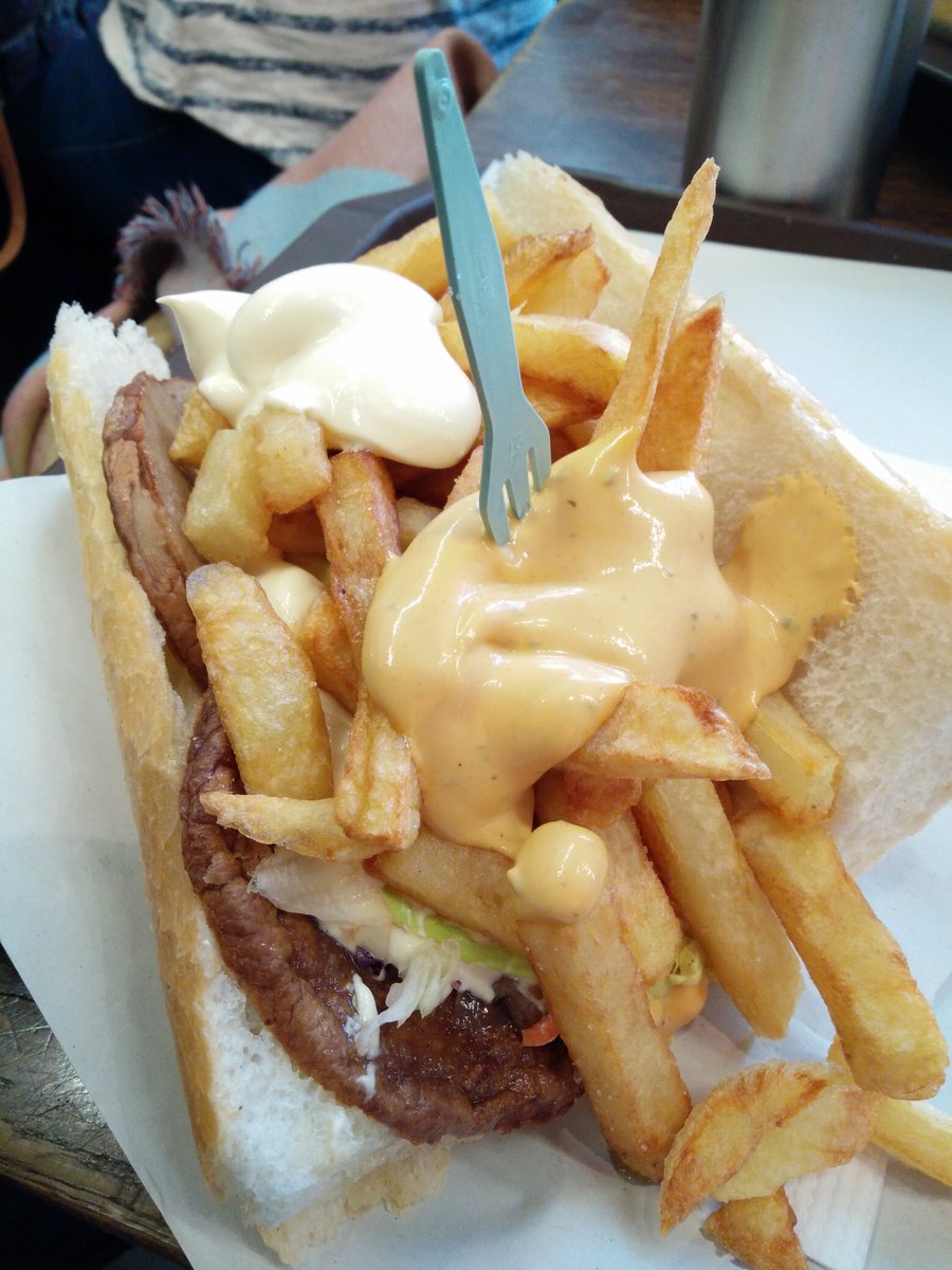 leikat_'s tweet photo. MITRAILLETTE, ein Sandwich gefüllt mit Fleisch, Zwiebeln, Saucen UND Pommes? Nur in Belgien 😍 #belgien #biotrendscout @ja_natuerlich https://t.co/mElggpIcdx