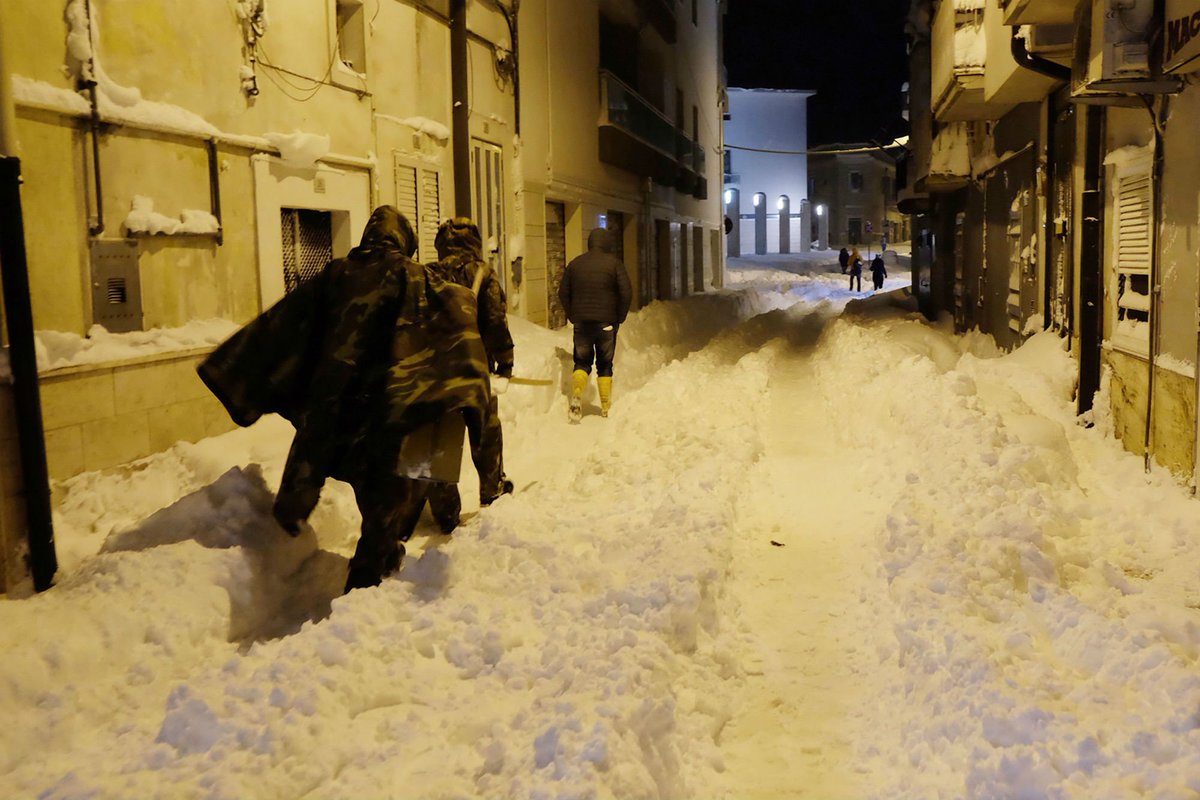 Adnkronos's tweet photo. Buio, neve e #terremoto: #Abruzzo in ginocchio https://t.co/LuIxxbRLUS https://t.co/moLPhwXOh2