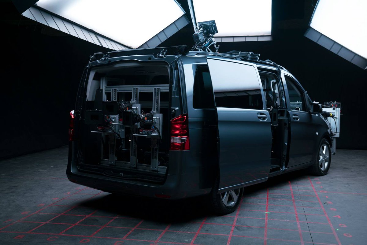 VincentCrtd's tweet photo. Enfin, info dingue : Fincher a fait installer 11 caméras RED EPIC DRAGONS sur un van pour filmer sa série #Mindhunter. Sans pression. https://t.co/NGHWodd70A
