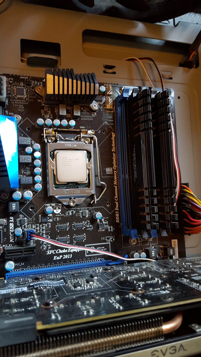 Arnomous's tweet photo. @Arnomous Bare naked 2500k. #IsItGettingHot https://t.co/kdIekPvaQP