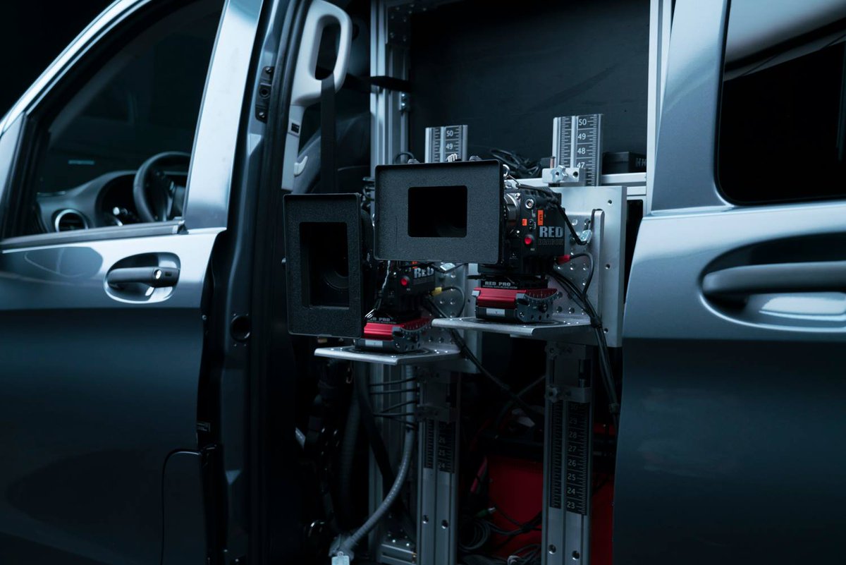 VincentCrtd's tweet photo. Enfin, info dingue : Fincher a fait installer 11 caméras RED EPIC DRAGONS sur un van pour filmer sa série #Mindhunter. Sans pression. https://t.co/NGHWodd70A