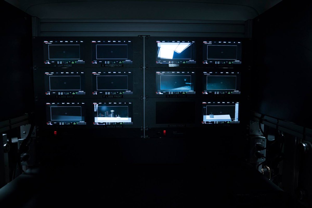 VincentCrtd's tweet photo. Enfin, info dingue : Fincher a fait installer 11 caméras RED EPIC DRAGONS sur un van pour filmer sa série #Mindhunter. Sans pression. https://t.co/NGHWodd70A