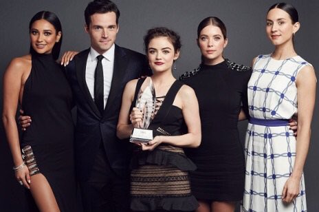 buttahilo's tweet image. No more pictures as them 😢 #Pllcast #PCAs2017 #PrettyLittleLiars #PLLTheory