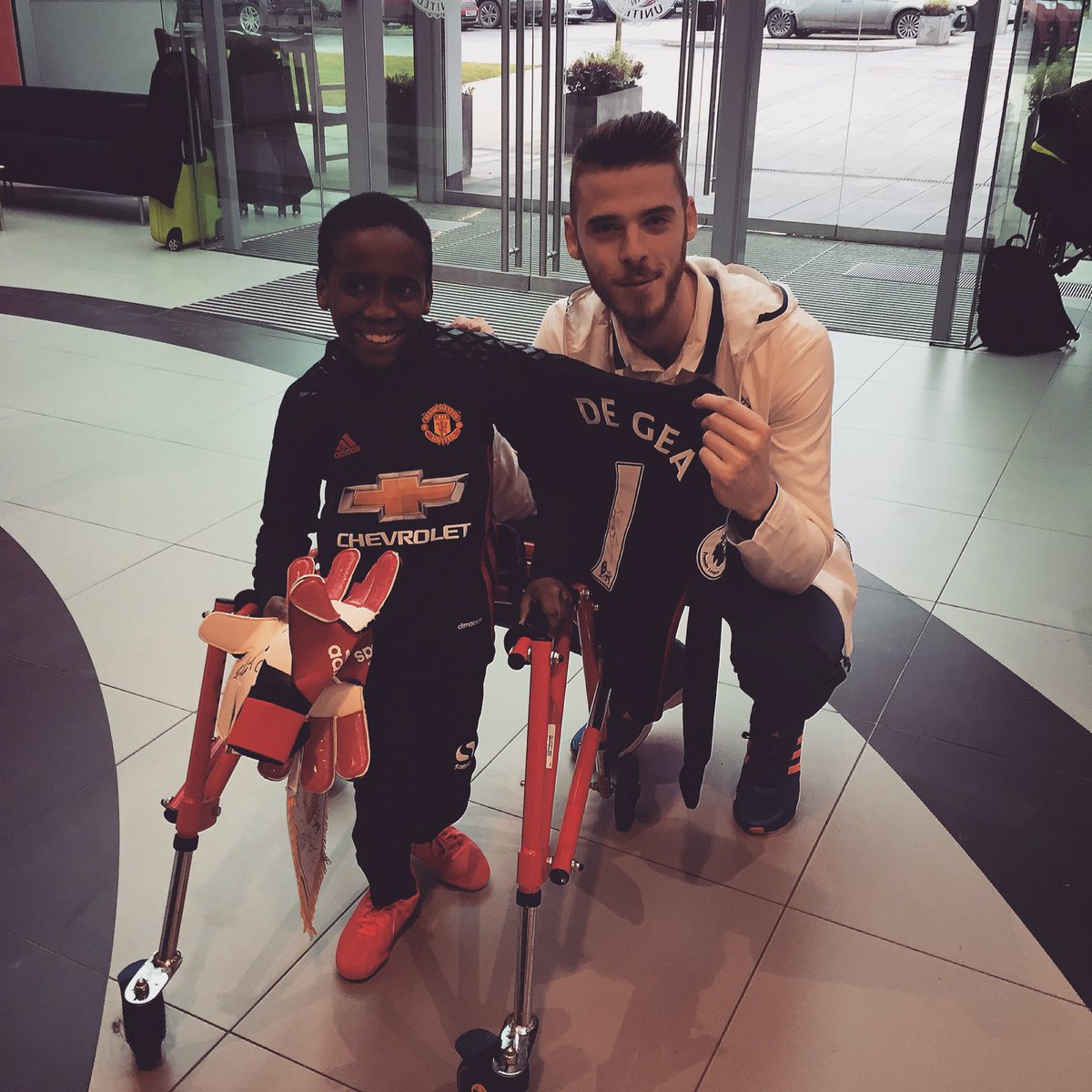 D_DeGea's tweet photo. Today I met Sam, this great young goalkeeper. I hope that my gloves help him to save everything! @MU_Foundation https://t.co/c4HhVvruJ9
