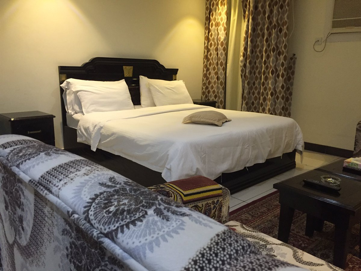 bazilhotel's tweet photo. هل تبحث عن فندق رخيص بالرياض؟
اجنحة بازل الفندقية اسعار الغرف تبدء من 180 ريال شاملة الافطار. للاستعلام والحجز/0545619100 #الهلال_القيصومه https://t.co/bjT8QhUy7c