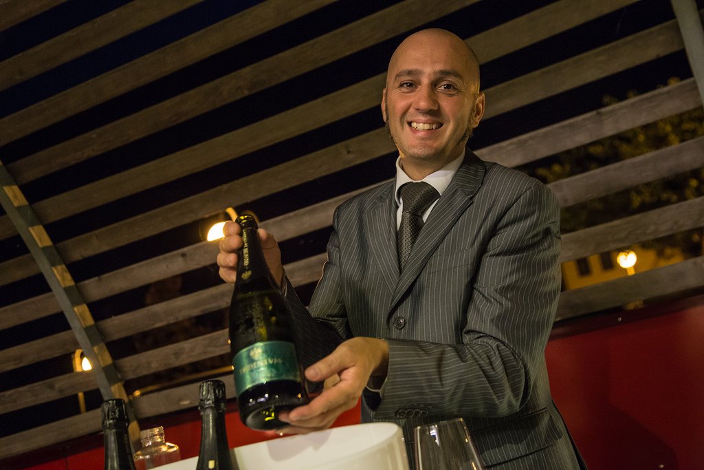“Come il palcoscenico di un teatro, la sala è il luogo in cui si raccolgono i frutti del lavoro.” 
Il nostro #sommelier Christian Danese
