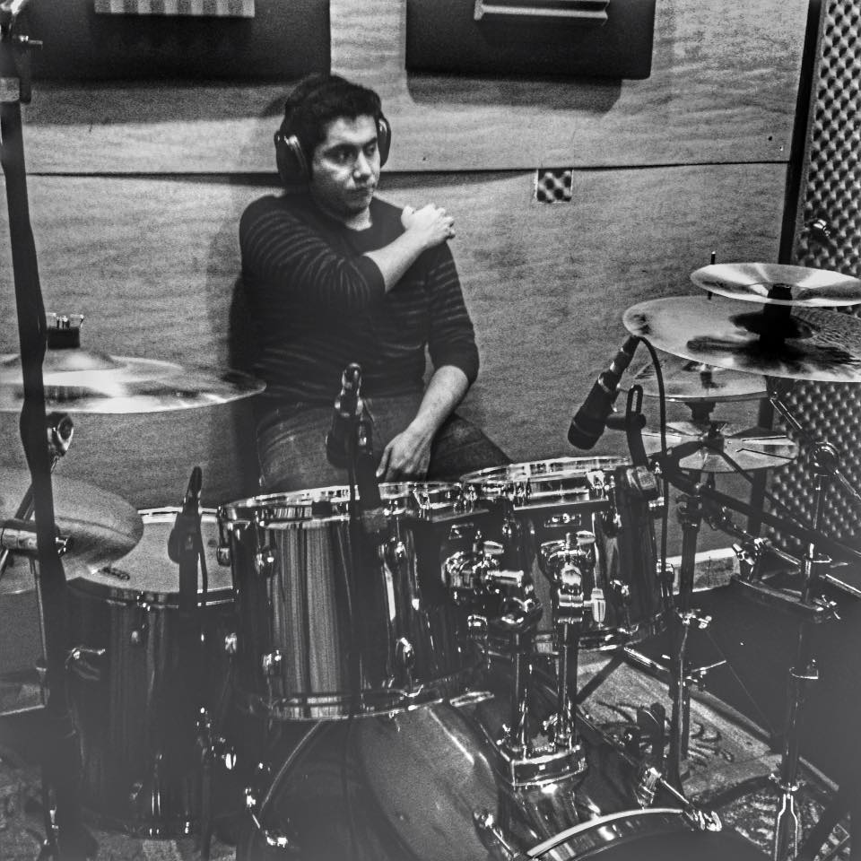 LincesterMx's tweet photo. • Hace un año comenzamos a grabar nuestro álbum "Genesys". Aquí una foto de Art relajándose en el primer día de Pre-producción • #Lincester https://t.co/1KZo7lspje