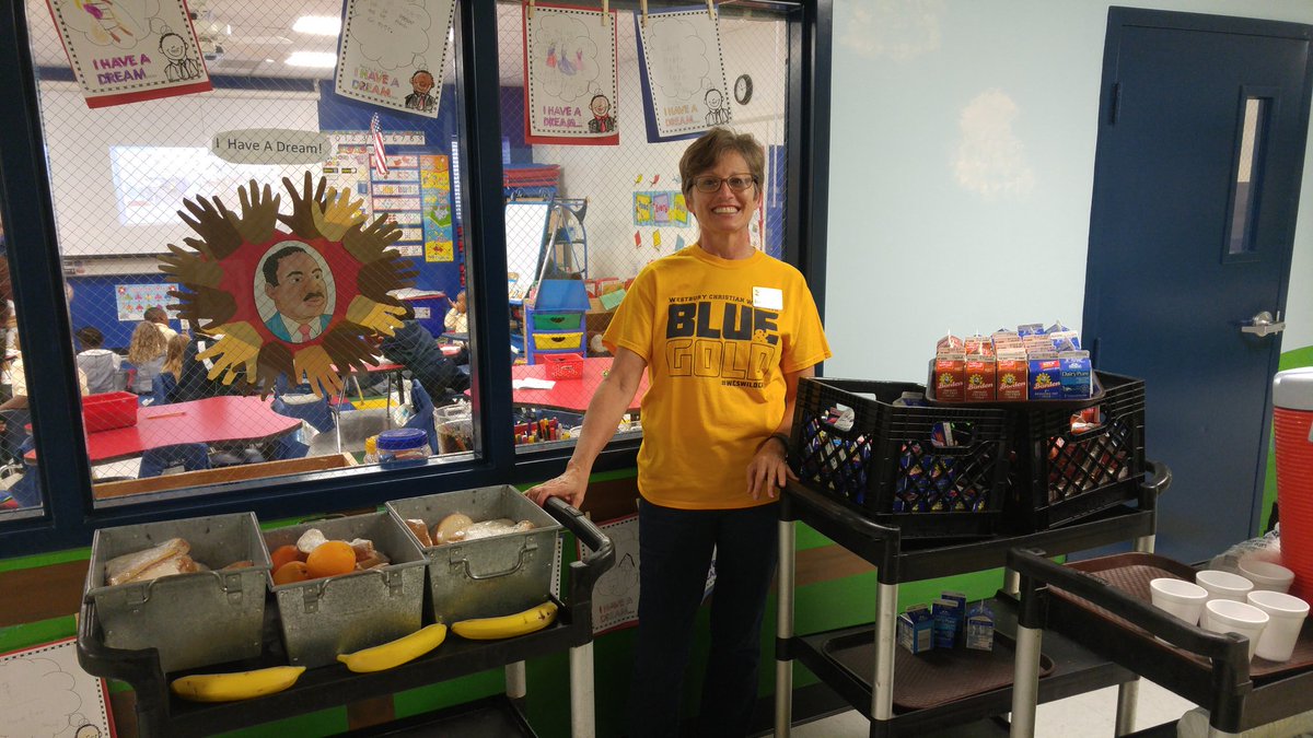 WCS_Houston's tweet image. WCS is blessed with a great board president. Lunch schedule was thrown off by delayed start, so she's helping deliver meals to classrooms.