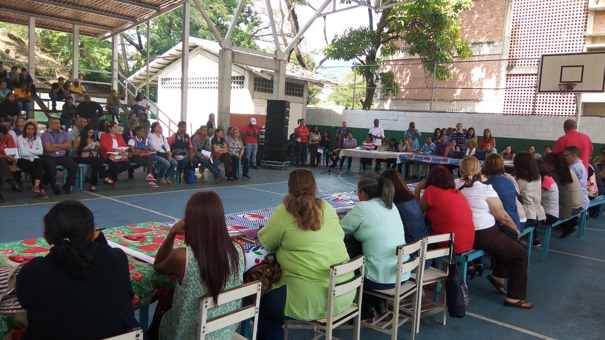 mineducacion_ve's tweet photo. Viceministro Manuel Pérez Urdaneta @MIJPVenezuela y @JauaMiranda en #Guarenas por los #NuevosCuadrantesDePaz en escuelas y liceos https://t.co/mnQbxaomCj