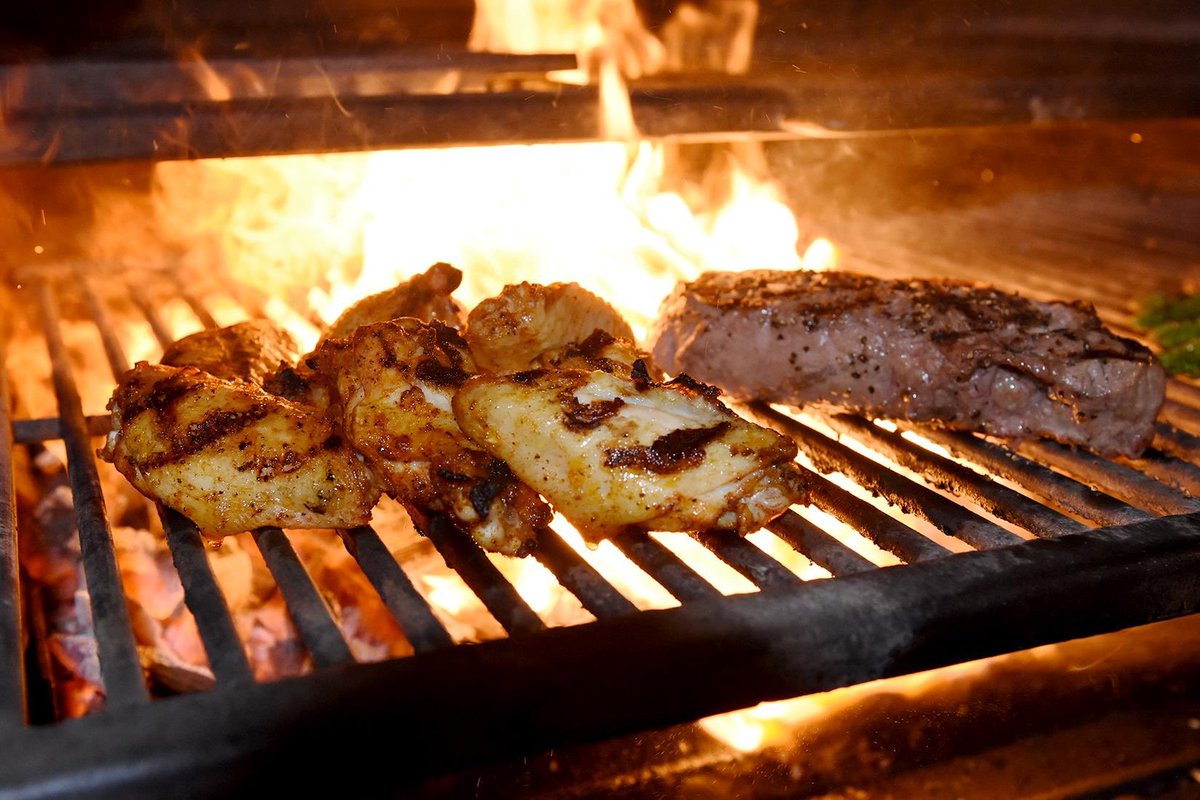 RedFoxBarGrille's tweet photo. Haven't made dinner plans yet? Come experience our Woodfire grilling. We open at 4:00 &amp; hope to see you here! #pizza #grilling #redfox #nh https://t.co/Kj2ZnVTgDC