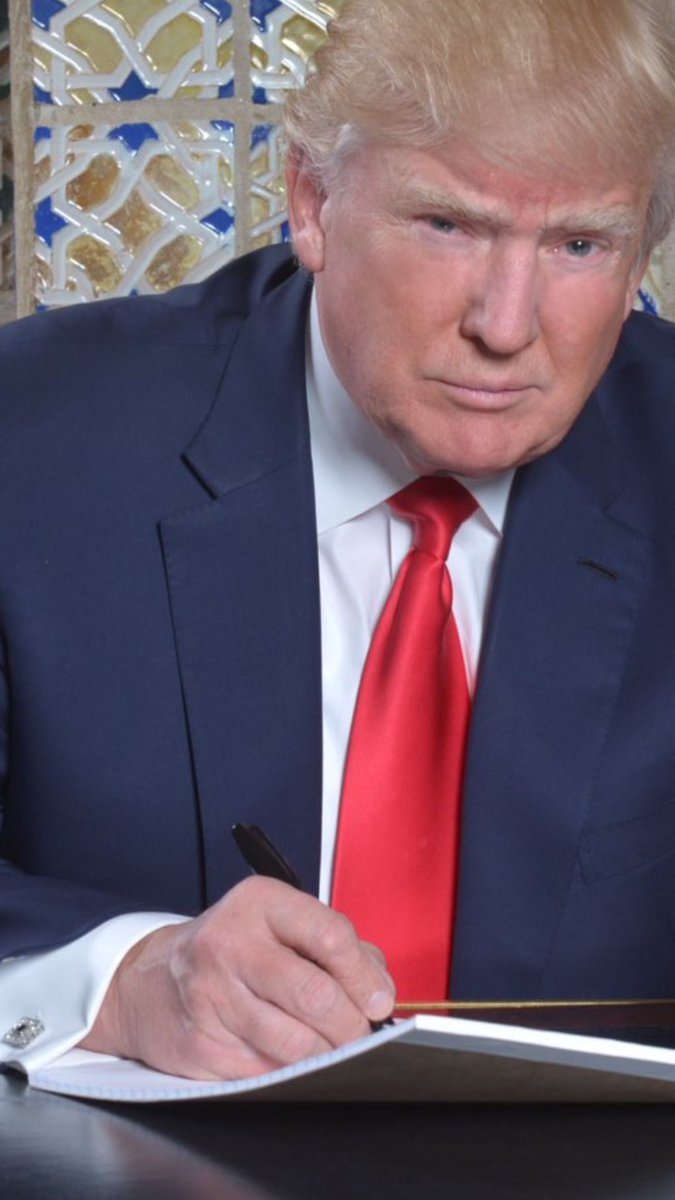 jules_su's tweet photo. @realDonaldTrump that is a blank piece of paper and you're holding a closed sharpie https://t.co/ekCcH8eTXe