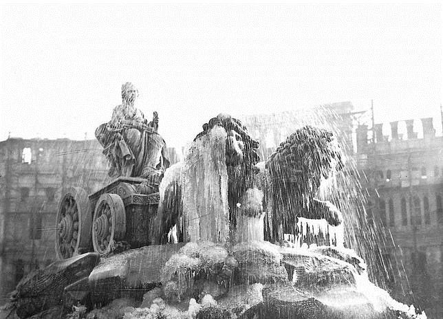En enero de 1914 sufrimos una fuerte ola de frío en el país. Así se quedó nuestra querida Cibeles (Foto del Archivo ABC)