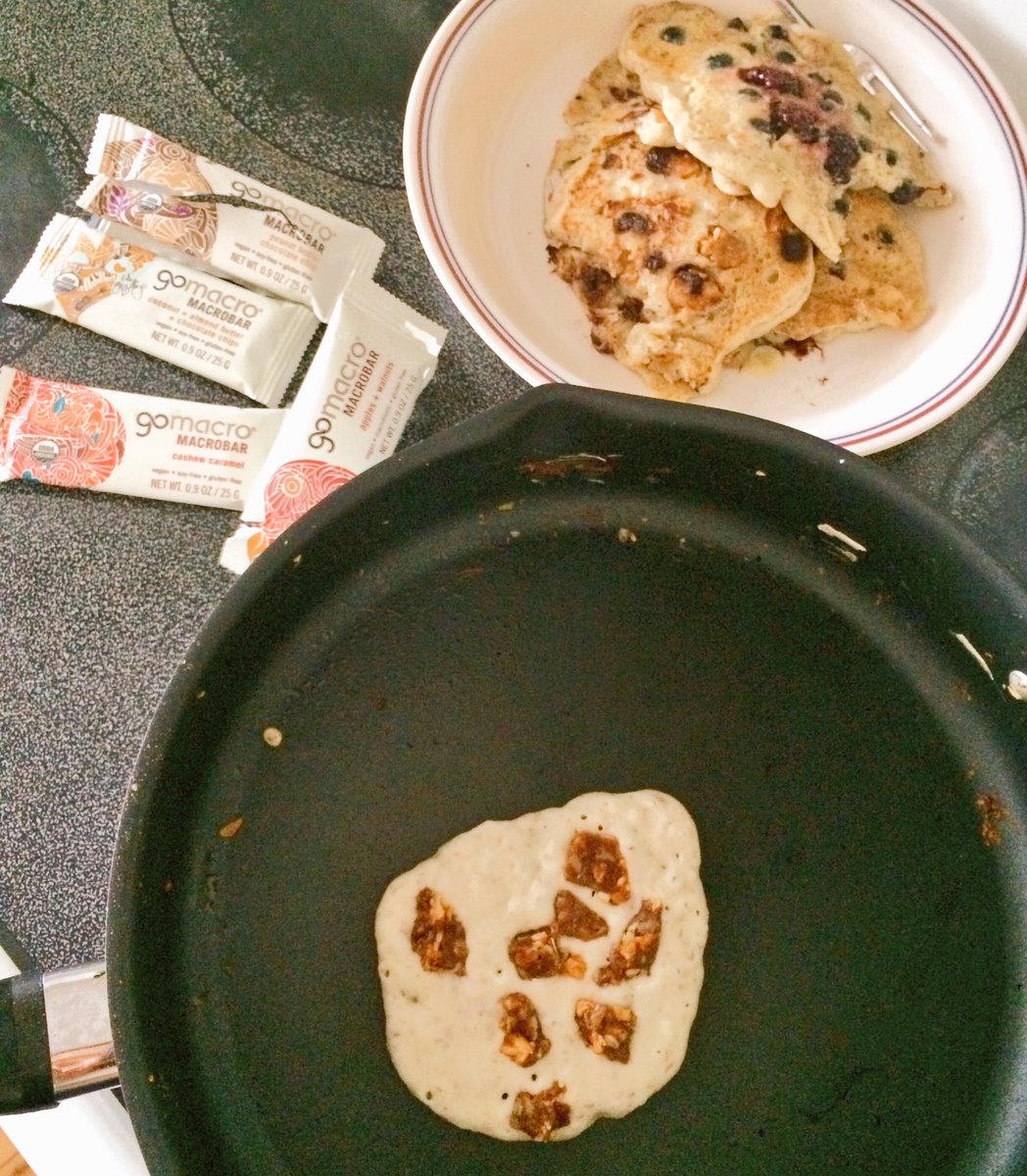 Come0nIrene's tweet photo. Cooking @gomacro #macrobars into these delicious #glutenfree #dairyfree pancakes is the best way to survive Wednesday 👍🏼 https://t.co/QRhwMCMYwT