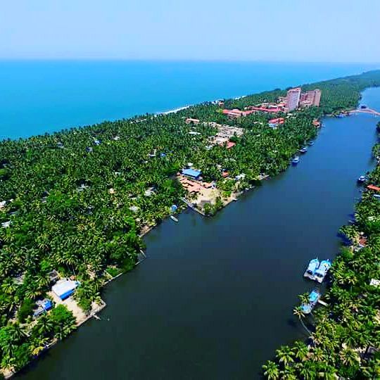 paathumma5's tweet photo. അതിമനോഹരം എൻ്റെ ഗ്രാമം
ARIAL VIEW OF MY VILLAGE😘😍😍😍
#Amrithapuri
#Amritha_Sethu
#Back_Water
#Arabian_Sea
#Fishing_Boat https://t.co/tWCGaqIr7k