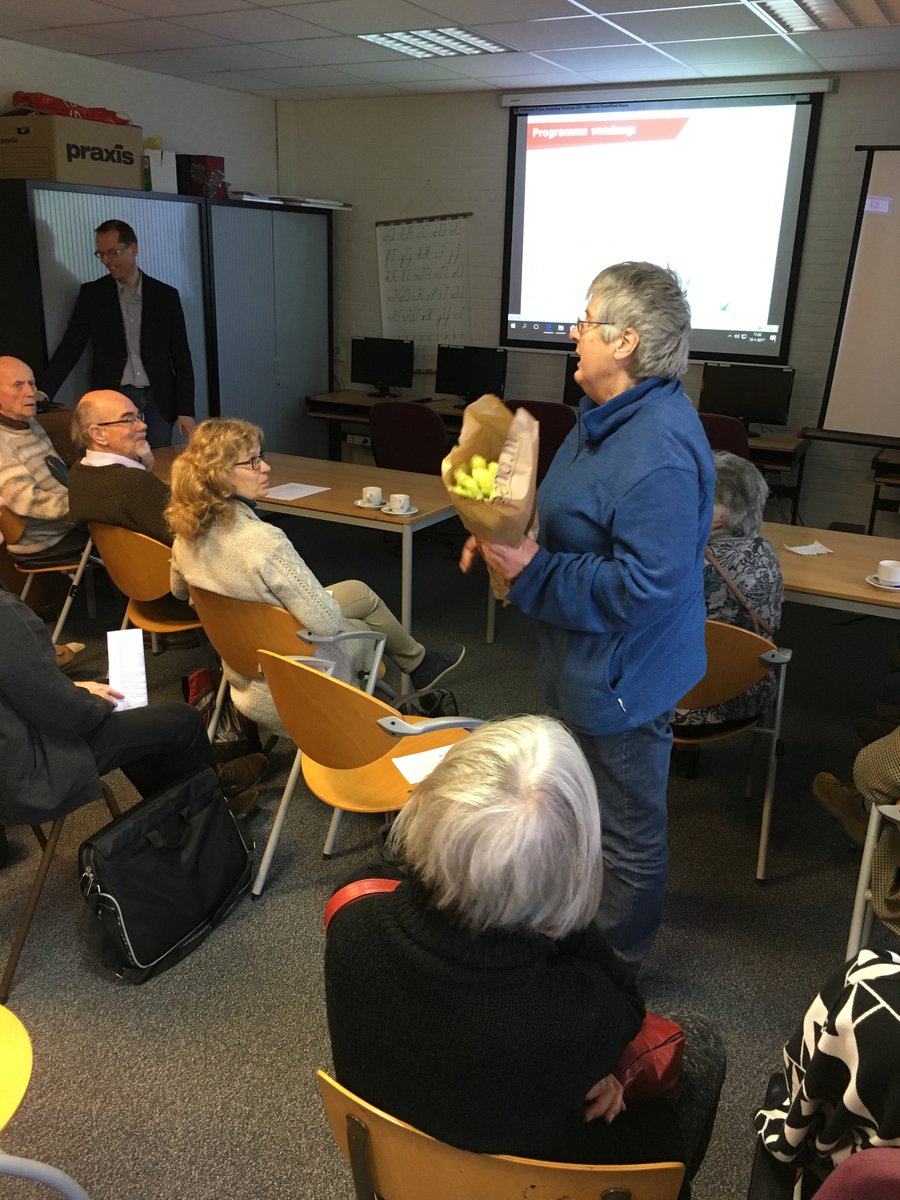 SeniorWebDelft's tweet photo. ... met bloemen-waardering en veel zin om met #tablets #laptops #smartphones aan de gang te gaan, vastgelegd door de #pers 3/3 https://t.co/BaUWtNkztP