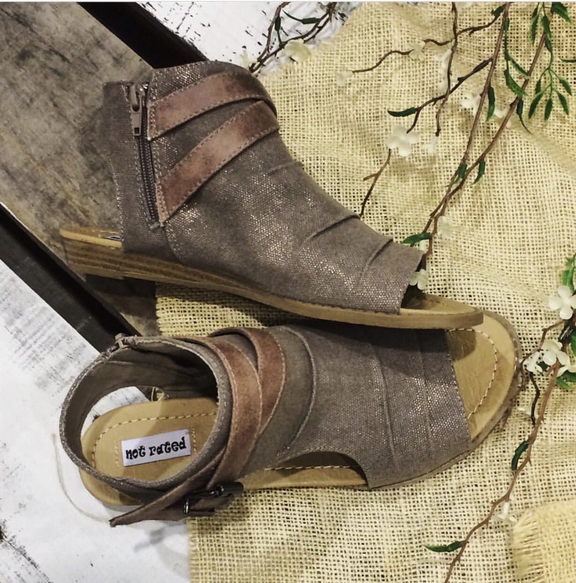 Alicia_LeAnne12's tweet photo. I have such bad spring fever and these shoes are not helping!!! #buckle #buckledout #notrated https://t.co/sTsDxFxaH9