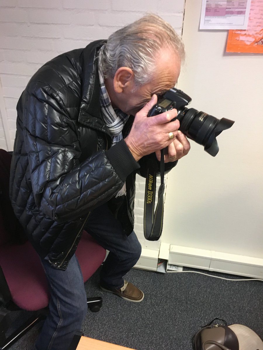 SeniorWebDelft's tweet photo. ... met bloemen-waardering en veel zin om met #tablets #laptops #smartphones aan de gang te gaan, vastgelegd door de #pers 3/3 https://t.co/BaUWtNkztP