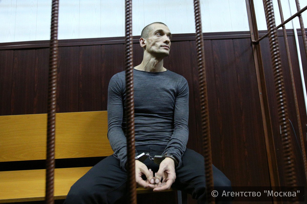 художник прибивший себя на красной площади