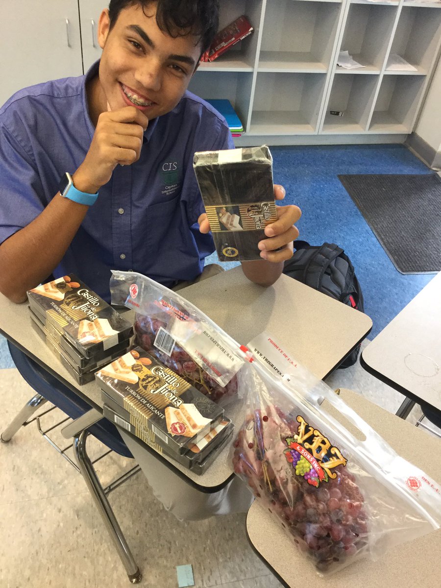 SrSamCIS's tweet image. ¡Qué estrella! Dylan nos trajo turrones y uvas para celebrar el año nuevo. ¡Muchas gracias! #CISInspires