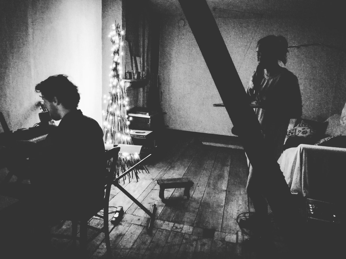 yavapu's tweet photo. Geoffrey en Geneviève aan de muzikale arbeid. Bezwerende klasse. De regisseur is nu al opgetogen. #dewedergeboorten #harehaas #soundtrack https://t.co/ZFloJYz5Tb