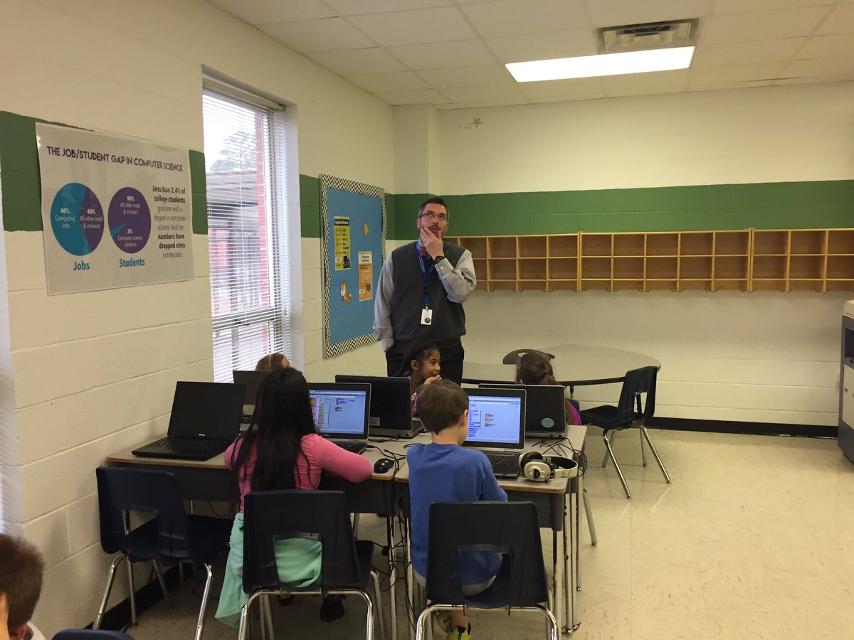 BlueCreek_ES's tweet image. Our 1st graders have @rgfriebel thinking 🤔. #studentscoding