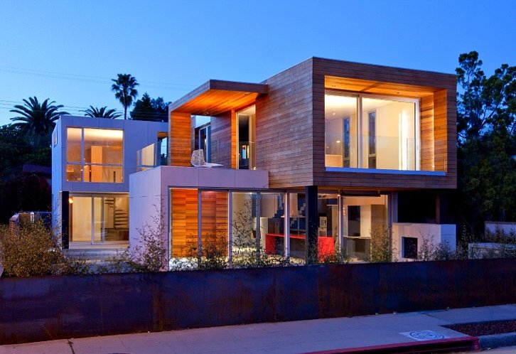 Check out how this prefabricated home achieved its #ZeroNetEnergy status with smart design in #Venice. By mnm.MOD  smgreen.org