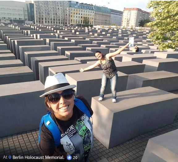 pinjed's tweet photo. El tío ha pillado fotos de Twitter/FB/Instagram 100% reales de gente haciéndose selfies en el Holocaust Memorial de Berlín y ha hecho esto. https://t.co/CLf18us6RN
