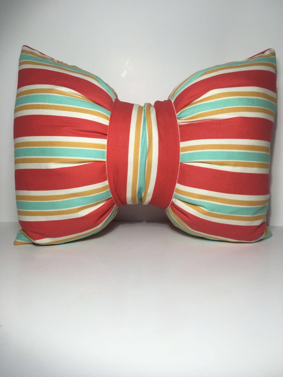 verde_home's tweet photo. #Beautifulest and #cutest #bowknot #pillow ever at https://t.co/CZsky5U3re… #verde_home #interiordesign #architecture #hgtv #socialmedia https://t.co/JCwFE7UUNZ