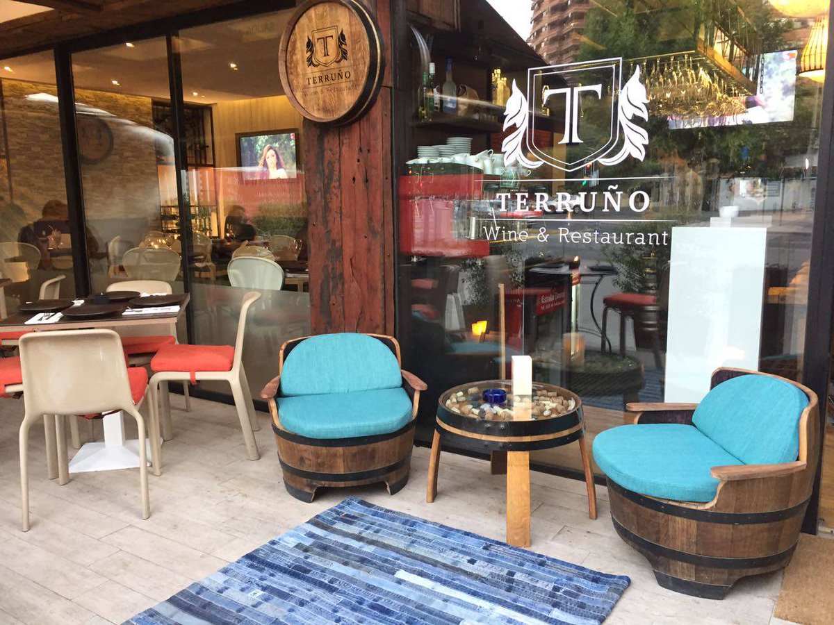 terruno_rest's tweet photo. Nada como pasar esta calurosa tarde en nuestra exquisita terraza, con roble en cada rincón. #Salú por eso! 🍷#YaAbrimos https://t.co/HH92ECzpzt