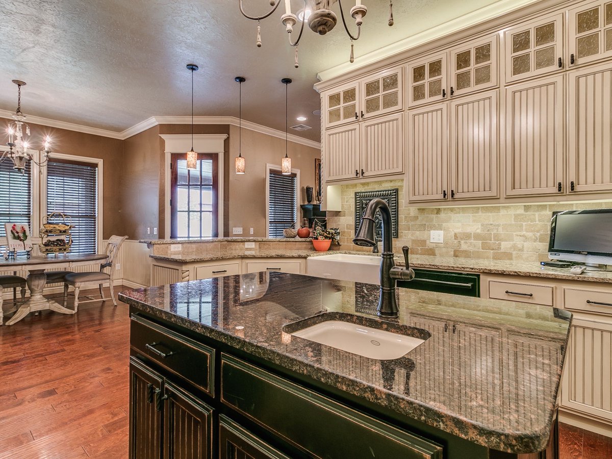 candcbuildersok's tweet photo. Beautiful kitchen can be yours! 1902 Ithaca Drive, Hallbrooke! 3187 Sq Ft &amp; power packed! Contact us soon! Sean Cullins (405) 650-2901. https://t.co/ImQXIPCNQB