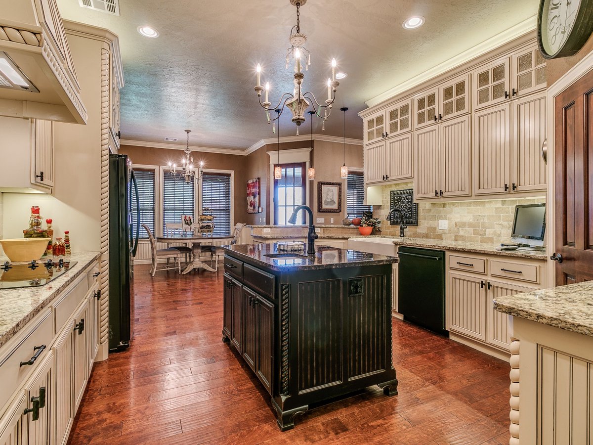candcbuildersok's tweet photo. Beautiful kitchen can be yours! 1902 Ithaca Drive, Hallbrooke! 3187 Sq Ft &amp; power packed! Contact us soon! Sean Cullins (405) 650-2901. https://t.co/ImQXIPCNQB
