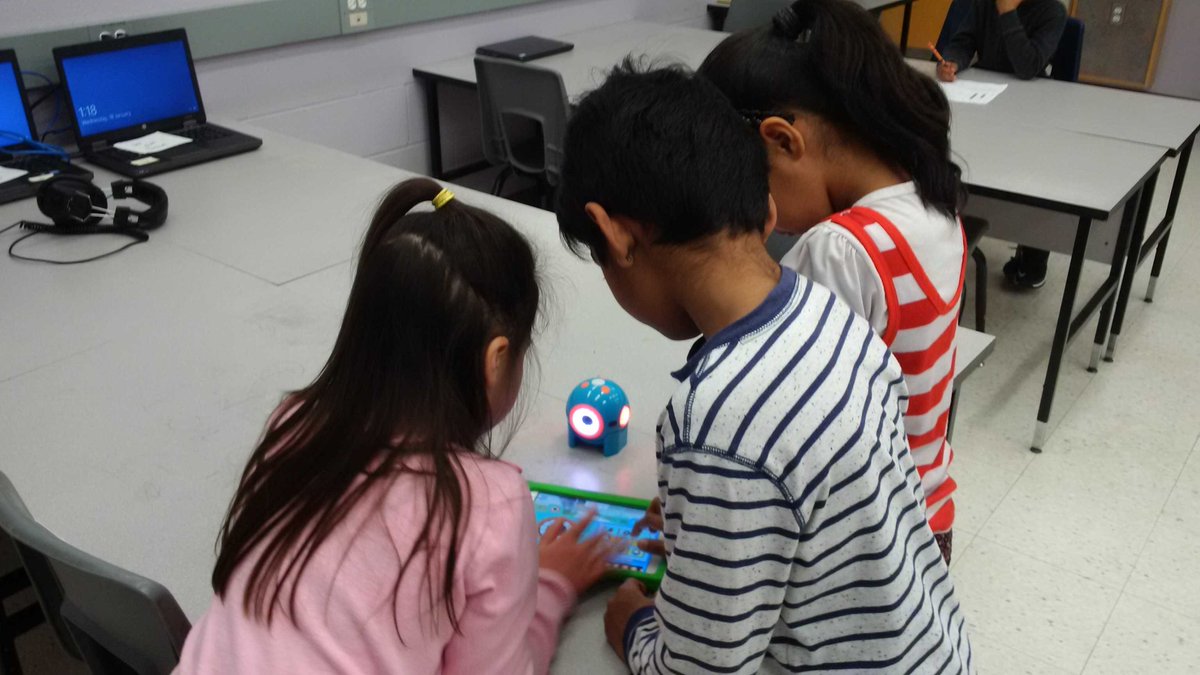 LauraKerpel's tweet photo. Learning to code dash and dot #stem_dll #cedardrivejrps https://t.co/nI3JDaqlsd
