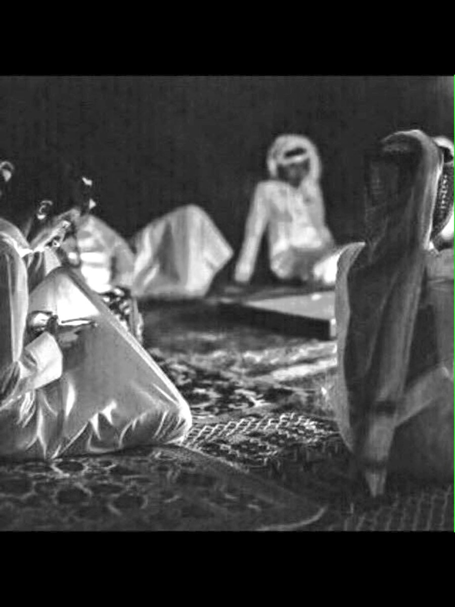 يمر وقتي وأنا عيني بـ جوالـي
وأقرا رسايلك لو من قبل قاريها .