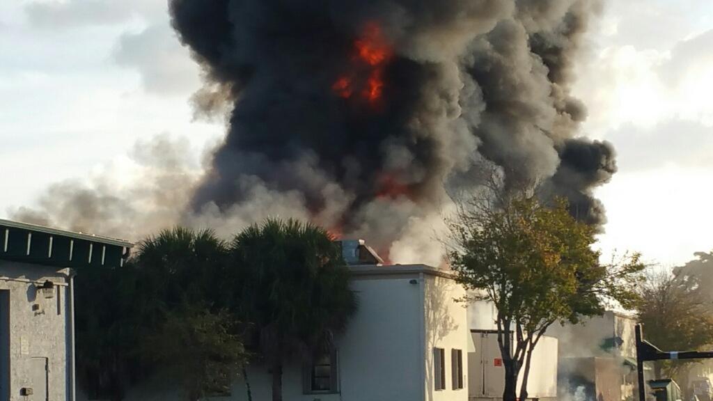 FLFR411's tweet photo. Warehouse #fire today in fort Lauderdale @FTLCityNews @leefeldman @JackSeiler @rmckinzie8779 @clagerbloom 1 FF injury transport 2 Holy Cross https://t.co/QKuWbEH2pm
