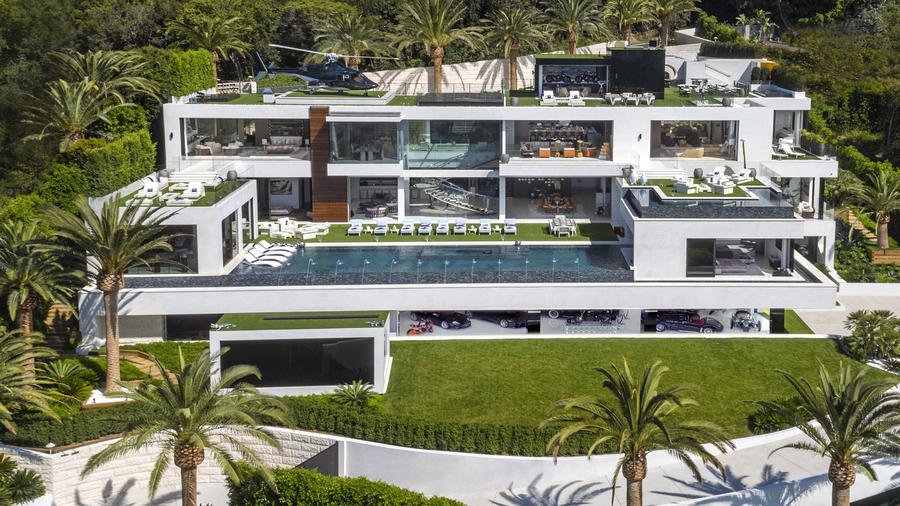ForbesLife's tweet photo. The most expensive home for sale in America just listed for $250 million. Take a look inside. https://t.co/EeoSStoJYw https://t.co/4Y2Fj6QMan