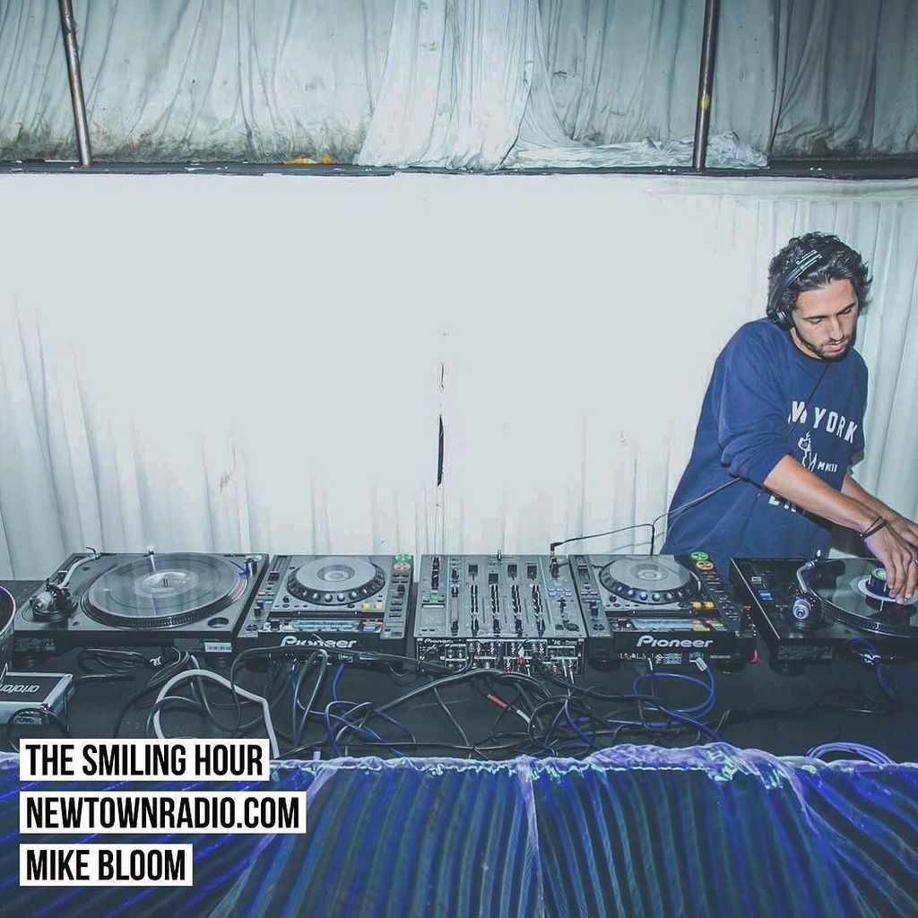 thesmilinghour's tweet photo. Today @mikebloomnyc live 6-8p on @newtownradio https://t.co/8F69GtW7EX https://t.co/KzQt9bl12g