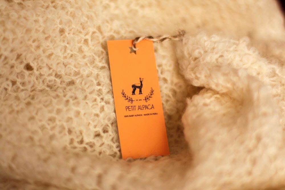 miredcarpet's tweet photo. Rumbo a #Barcelona: llegó el momento de estrenar mi bufanda de @petitalpaca Si pudieras tocarla entenderías porqué estoy tan contenta :) https://t.co/RgOoDcmL5c