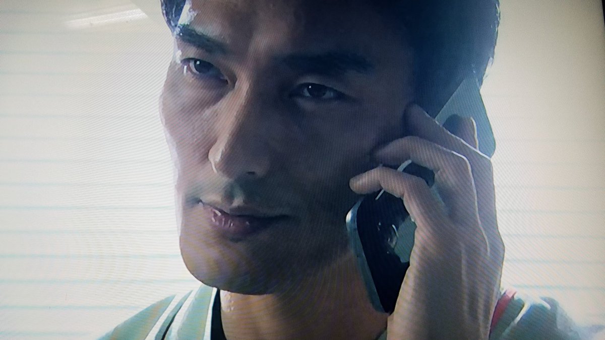 ysluv_rika's tweet photo. 草なぎのでとる嘘の戦争ってドラマなんだけど、これ絶対携帯の持ち方逆やんね？？ https://t.co/061IiFI7UR