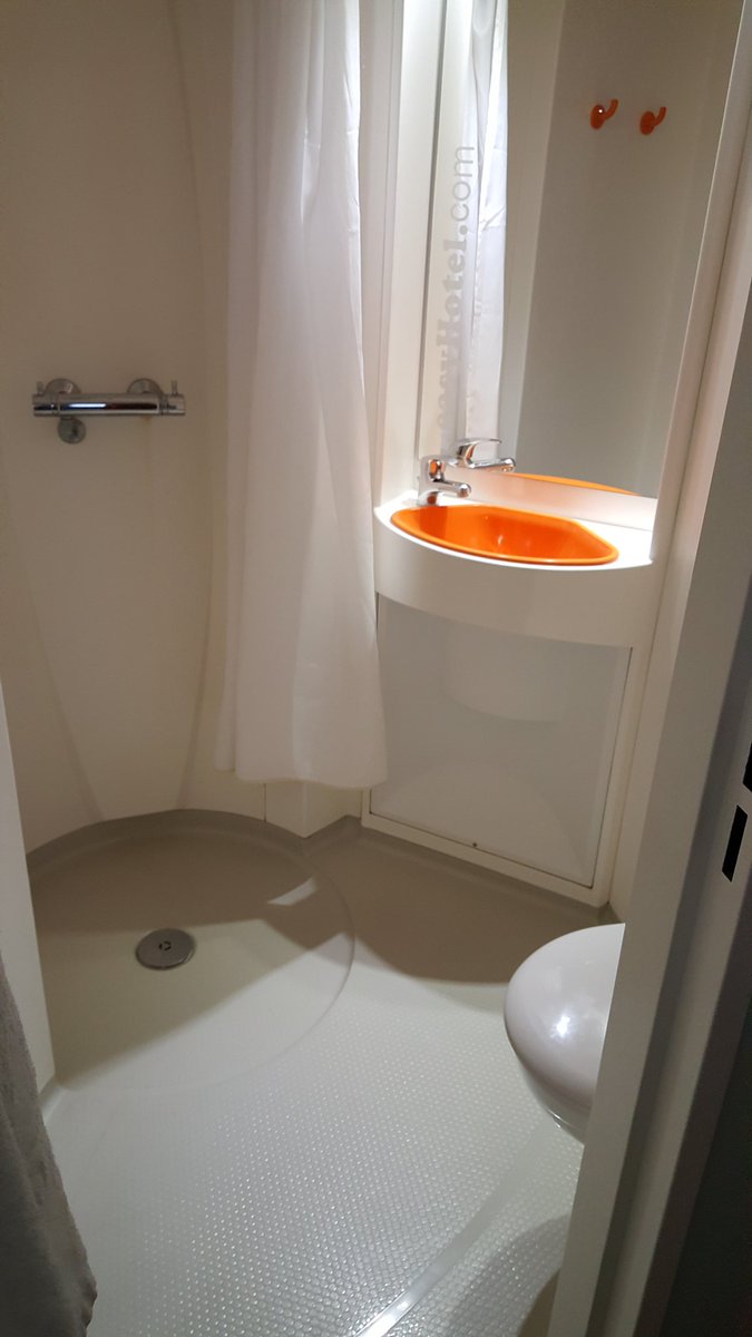 kylegarywright's tweet photo. @easyHotelPSW are you fucking mad charging for a prison cell no tele no kettle no air con not even bedside cabinets #scam not even a window https://t.co/aDJGjhbojA